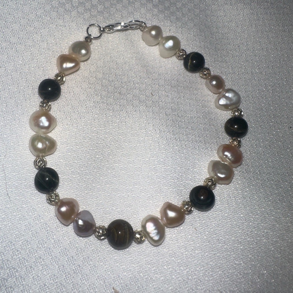 Elegant Pearl and Bead Bracelet